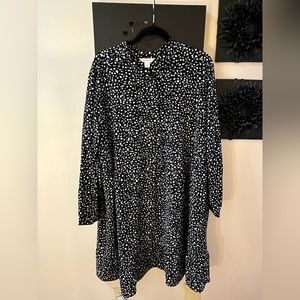 Black and white plus size dress tiered ruffles long sleeve very roomy no iron